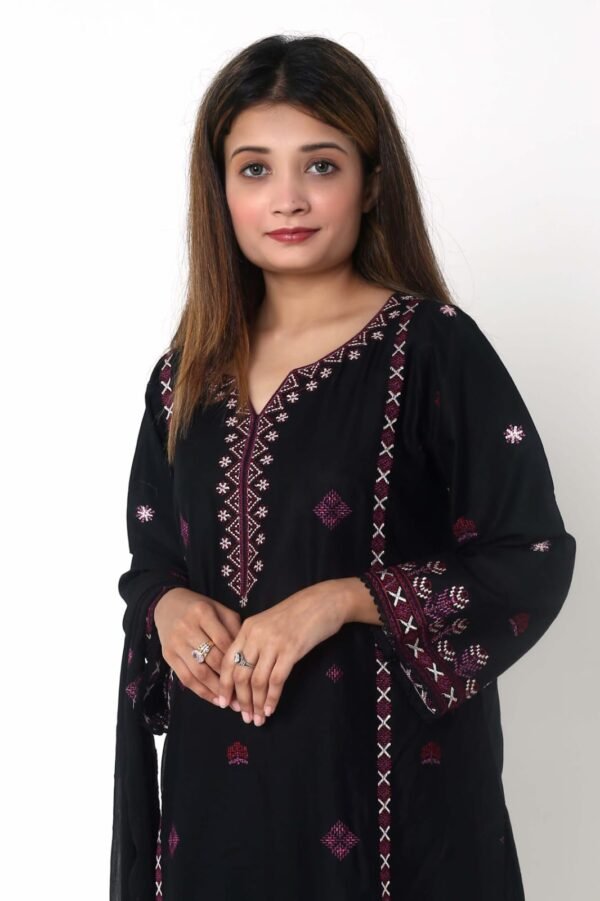 7f4922c6-f8ab-40a1-b9d0-2f728118aa0f.jpg 3Pc Set Emb Lawn