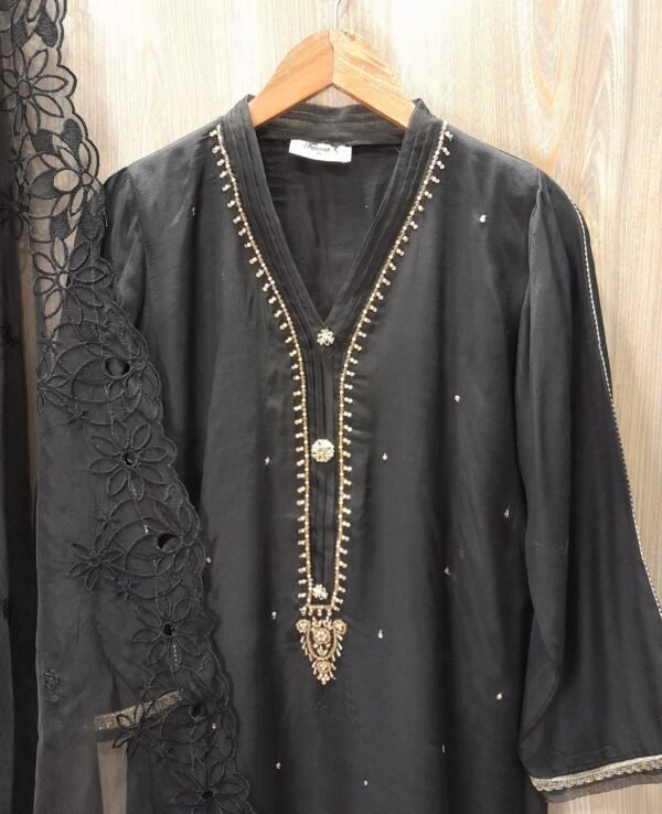 WhatsApp-Image-2023-10-17-at-8.53.25-PM-scaled-1.jpeg Hand Embroidered 3pc Suit.